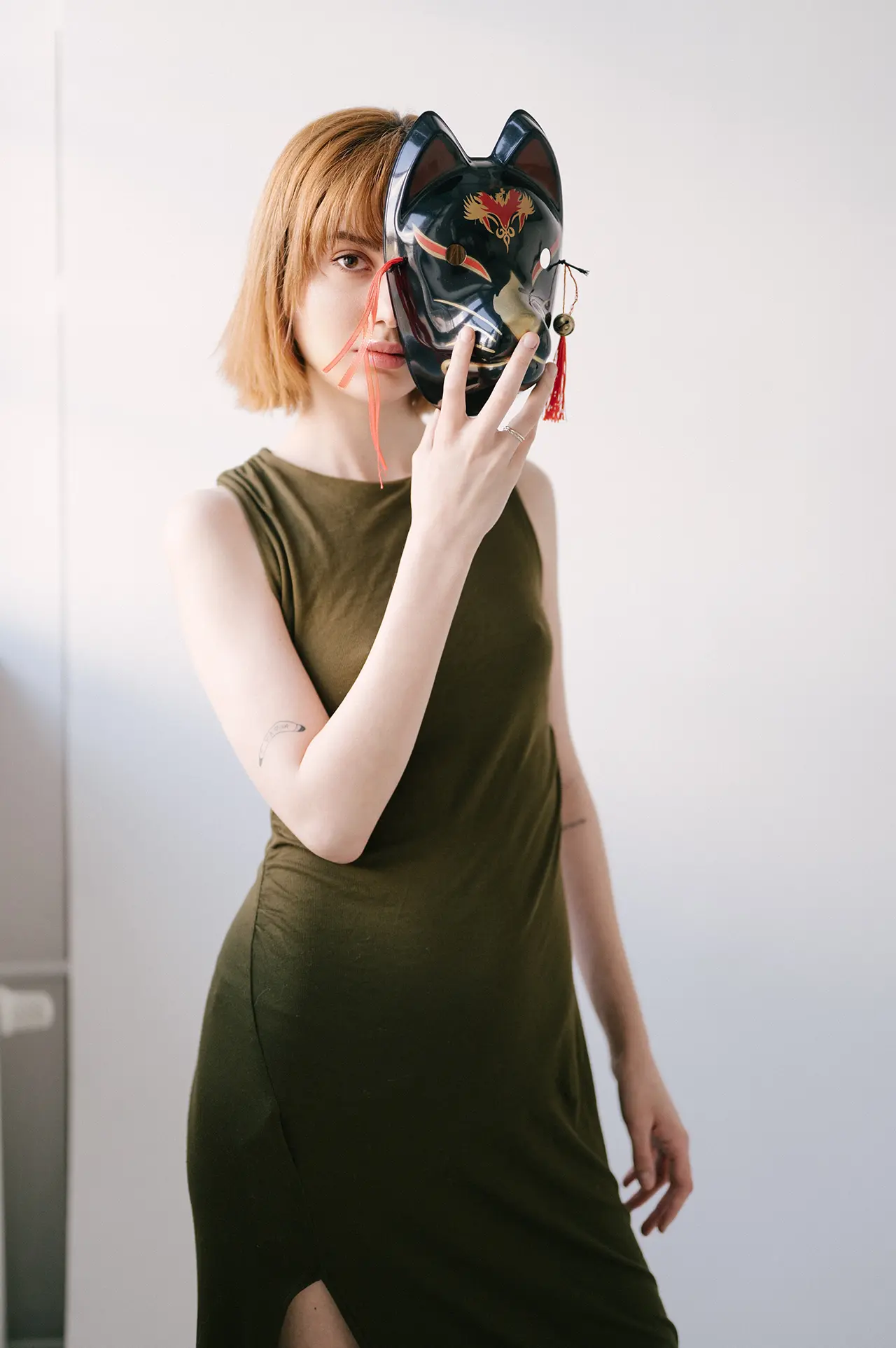 Model mit Requisite - Beispiel für kreative Porträtfotografie